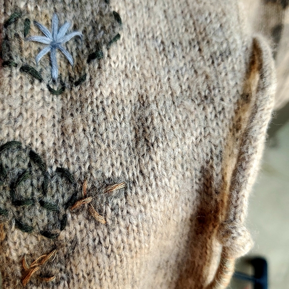 Lulumari Hooded Zip-Up Cropped Sweater - Picture 3 of 4